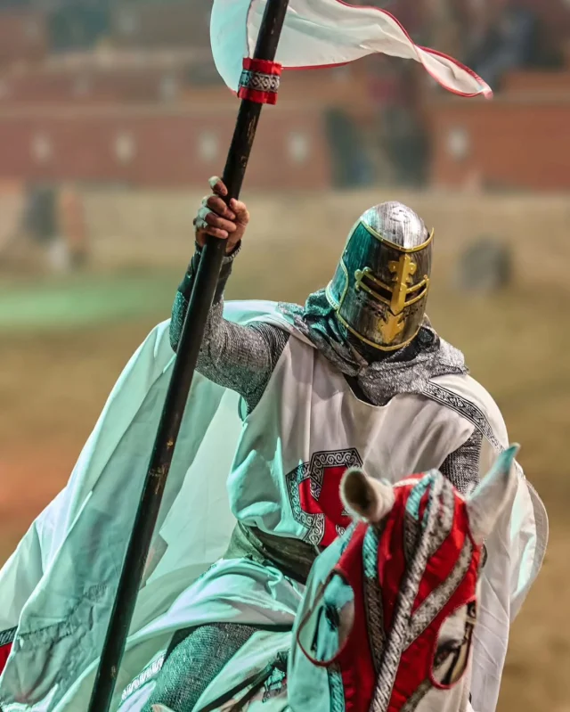 Come and experience a magical medieval night with us. Here at San Miguel we combine history and myth bringing you an experience you cannot forget. Handsome knights, a huge castle and medieval-style warfare right here on Tenerife is a must if you are on holidays or even if you are a resident wanting something fun to do. Residents of the canary islands also have a special discount price 🏰⚔️

Ven a vivir una mágica noche medieval con nosotros. En San Miguel combinamos historia y mito, brindándote una experiencia inolvidable. Caballeros apuestos, un enorme castillo y guerras de estilo medieval en Tenerife son imprescindibles si estás de vacaciones o si eres residente y buscas algo divertido que hacer. Los residentes de las Islas Canarias también tienen un precio especial.

@photoeire

#castlelife 
#medievalcavalry 
#cavalry 
#knights 
#caballero 
#surdetenerife 
#ilovetenerife