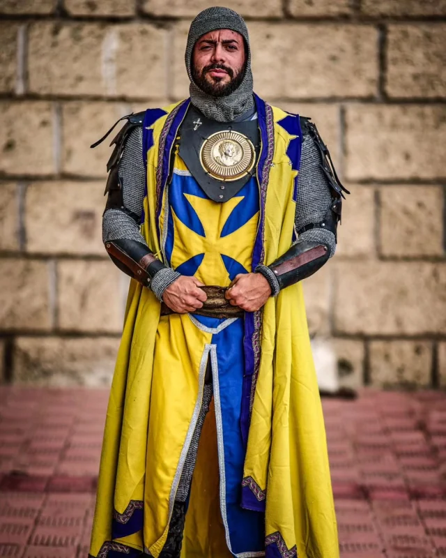 We've called in the Special Forces - the Commandoes -  so brace yourself, when dealing with this fierce knight be prepared to lose 🤣. Hes been trained from an early age by the best and his martial art skills are second to none ⚔️👊 He bids you all a great day 🫡

Hemos llamado a las Fuerzas Especiales, los Comandos, así que prepárense, porque si se enfrentan a este feroz caballero, prepárense para perder 🤣. Ha sido entrenado desde pequeño por los mejores y sus habilidades en artes marciales son insuperables ⚔️👊 Les desea a todos un gran día 🫡

@photoeire 

#knight 
#specialforces 
#castlelife 
#surdetenerife 
#ilovetenerife